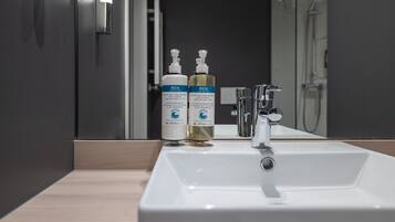 Einzelzimmer | Badezimmer | Dusche, Designer-Toilettenartikel, Haartrockner, Handtücher