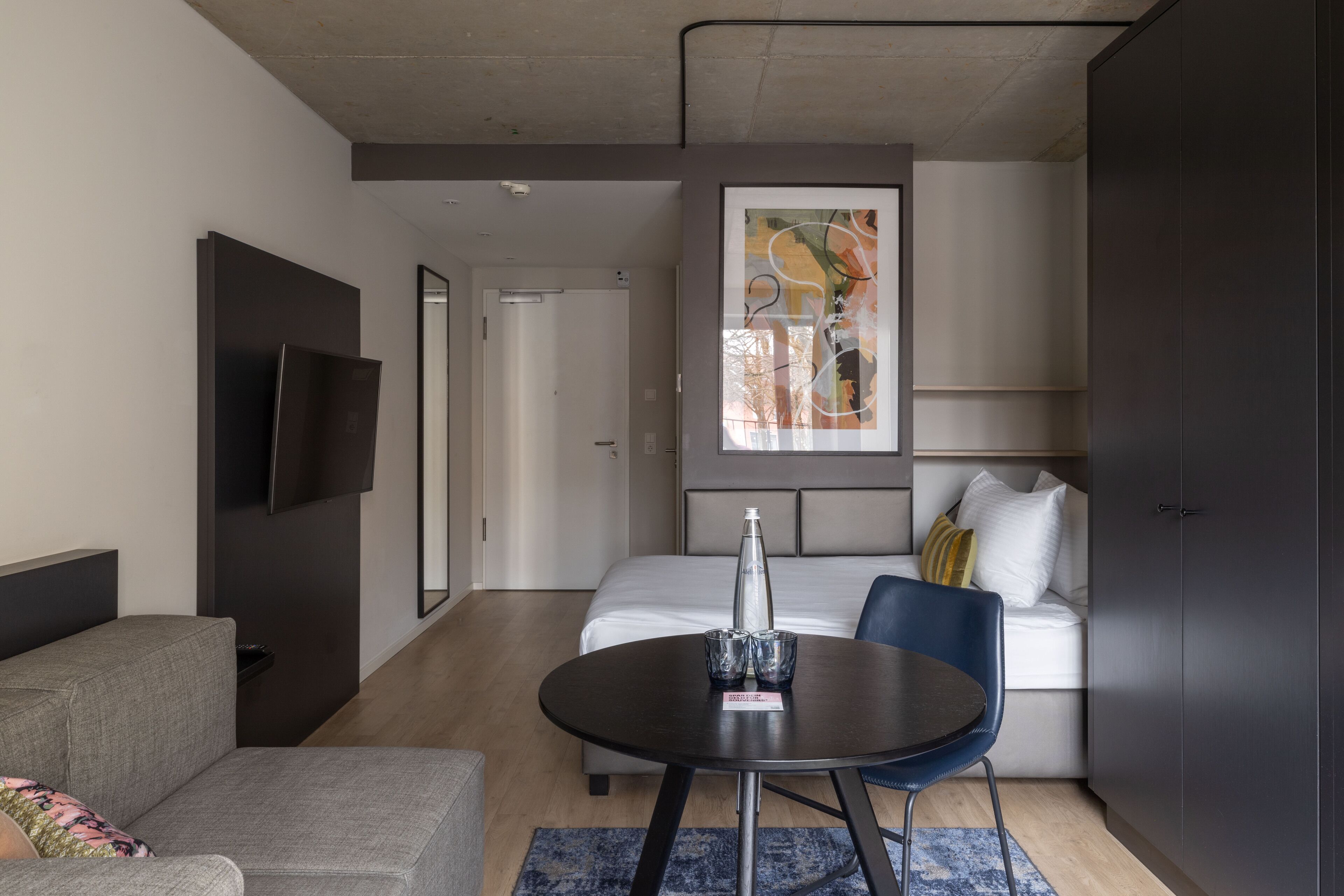 Junior studio suite, balkon | Woonruimte | Een 43-inch flatscreentelevisie met kabelzenders en televisie