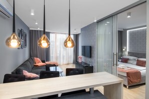 Departamento Deluxe | Cortinas blackout, insonorización y tabla de planchar con plancha