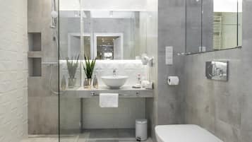 Deluxe Apartment | Bilik Mandi | Pancuran mandi, kelengkapan dandanan diri percuma, pengering rambut