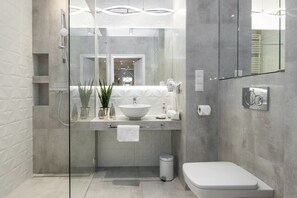 Deluxe appartement | Badkamer | Een douche, gratis toiletartikelen, een haardroger, handdoeken