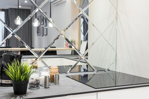 Departamento Deluxe | Cocina privada | Refrigerador con congelador, microondas, horno y parrilla de estufa