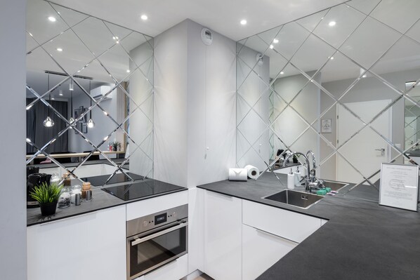 Departamento Deluxe | Cocina privada | Refrigerador con congelador, microondas, horno y parrilla de estufa