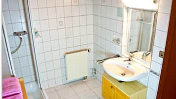 Basic-Zimmer, 1 Einzelbett, Nichtraucher | Badezimmer | Handtücher