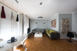Apartamento, 2 habitaciones | Zona de estar | Una televisión de pantalla plana, un reproductor de DVD
