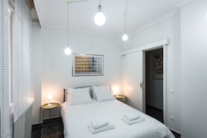 Apartamento, 2 habitaciones | 2 dormitorios, sistema de insonorización, tabla de planchar con plancha