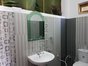 Douche, articles de toilette gratuits, serviettes fournies