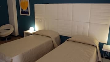 Camera con letto matrimoniale o 2 letti singoli | Una scrivania, culle/letti per bambini (gratuiti), Wi-Fi gratuito