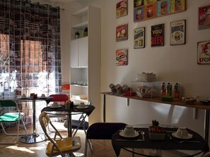 بوفيه فطور مجانًا يوميًا