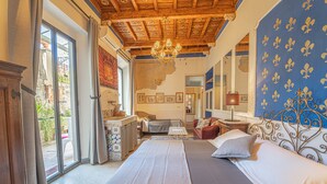 Un dormitorio con una cama grande, una araña y vistas al exterior.