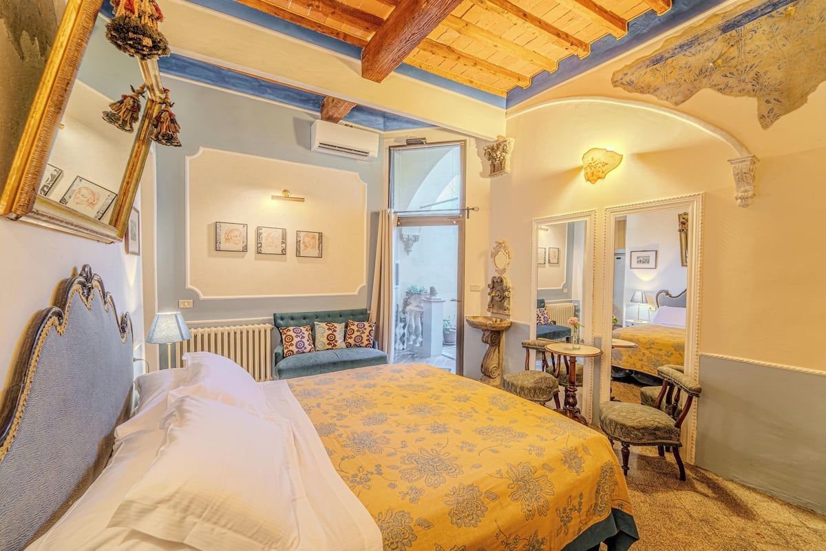 Suite, patio, vistas al jardín (Mirror) | Ropa de cama hipoalergénica y colchones con acolchado adicional