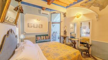 Un dormitorio con cama, cómoda, espejo y ventana.