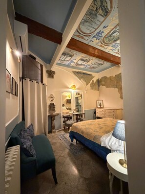A bedroom with a bed, a chair, a desk, and a dresser. - Relais Grand Tour (Florence)