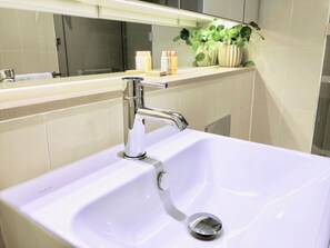 Appartement, 2 slaapkamers | Badkamer | Een douche, gratis toiletartikelen, een haardroger, handdoeken