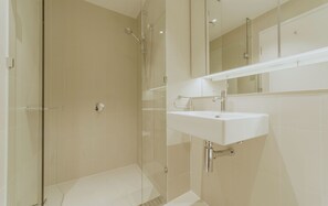 Apartamento, 2 quartos | Banheiro | Chuveiro, produtos de toalete grátis, secador de cabelo 