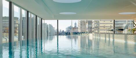 Kolam renang tertutup