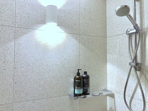 Appartement, 2 chambres | Salle de bain | Douche, articles de toilette gratuits, sèche-cheveux
