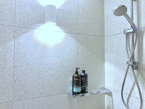 Appartement, 2 slaapkamers | Badkamer met douche