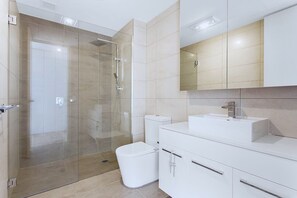 Apartment, 2 Bedrooms | Bilik Mandi | Pancuran mandi, kelengkapan dandanan diri percuma, pengering rambut 