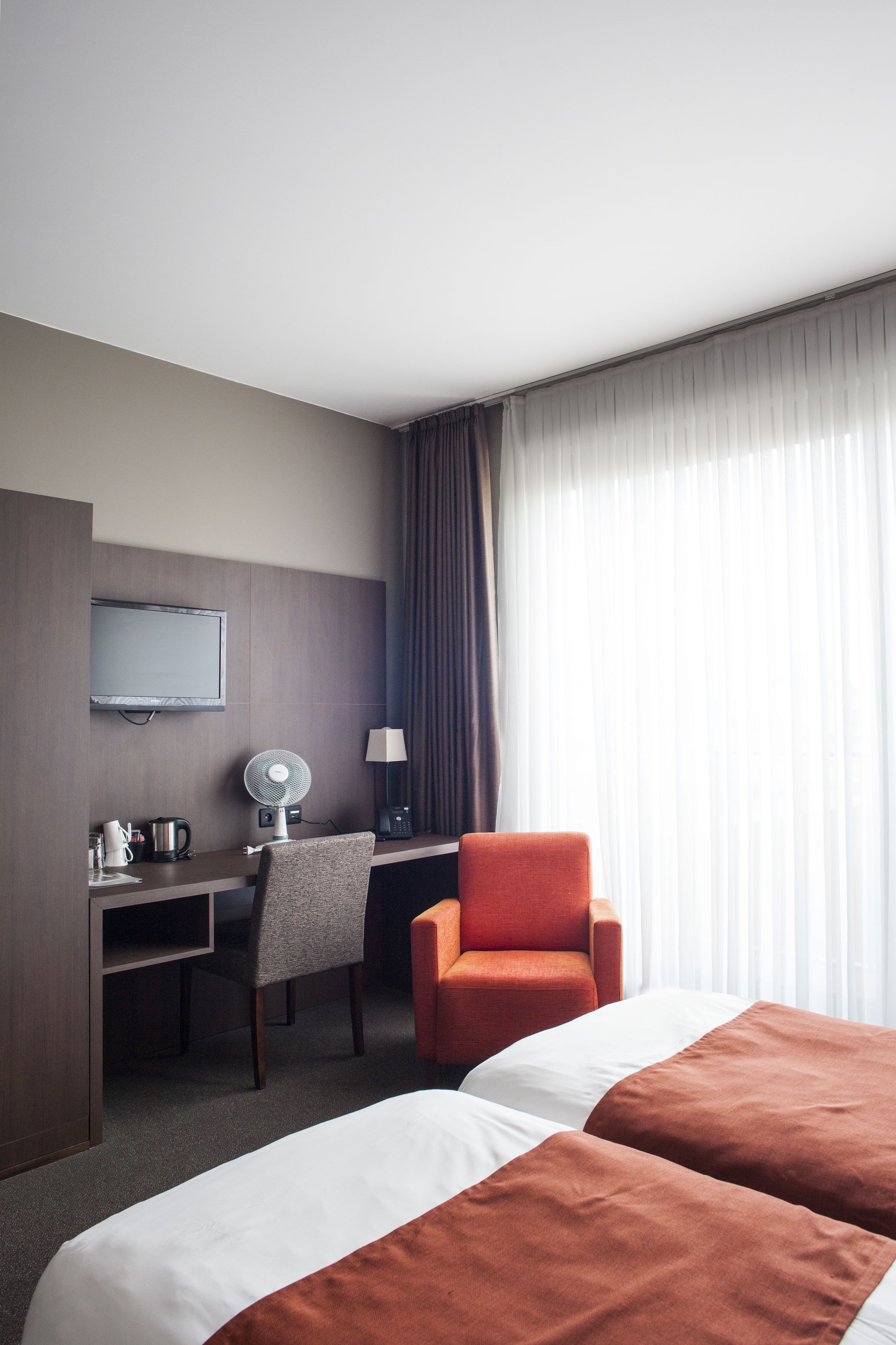 1 bedroom, hypo-allergenic bedding, down duvets, minibar