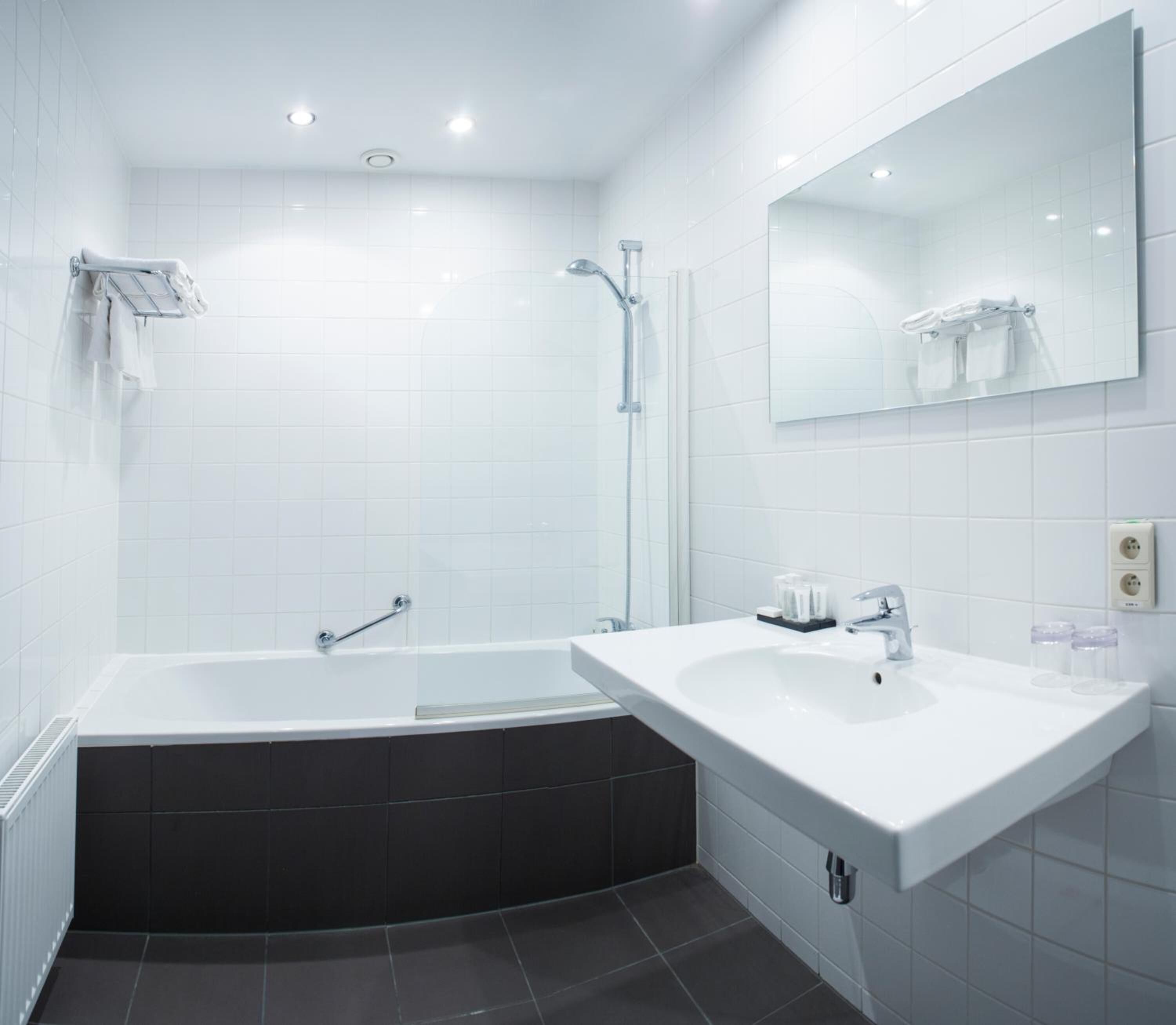 combined shower/bathtub, free toiletries, hair dryer, towels