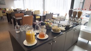 Un buffet de petit-déjeuner proposant une variété d'aliments et de boissons.