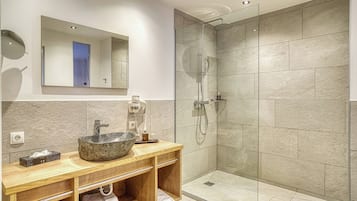 Junior-Suite | Badezimmer | Kostenlose Toilettenartikel, Haartrockner, Handtücher