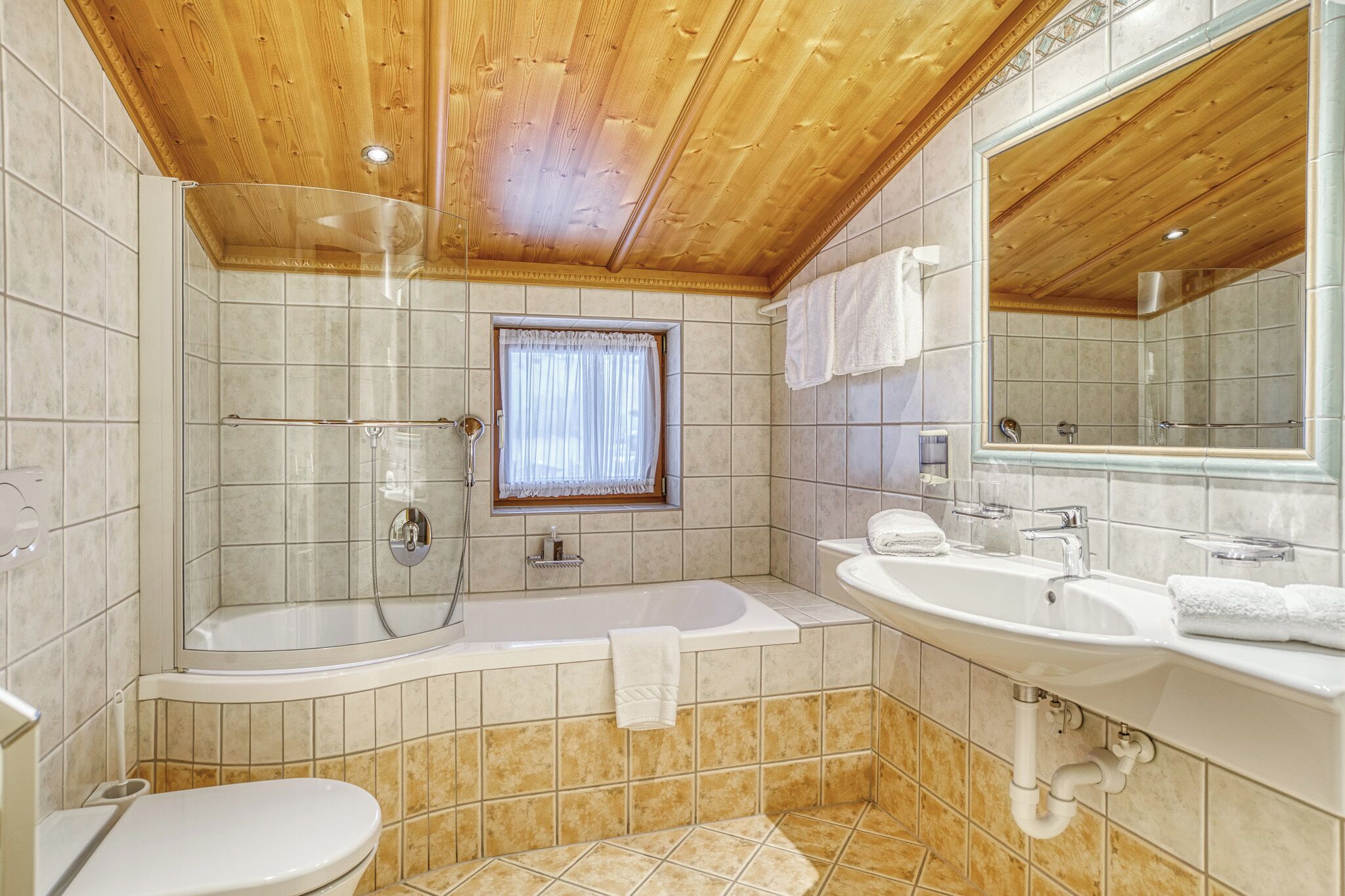 Une salle de bain avec une baignoire, un lavabo et des toilettes.