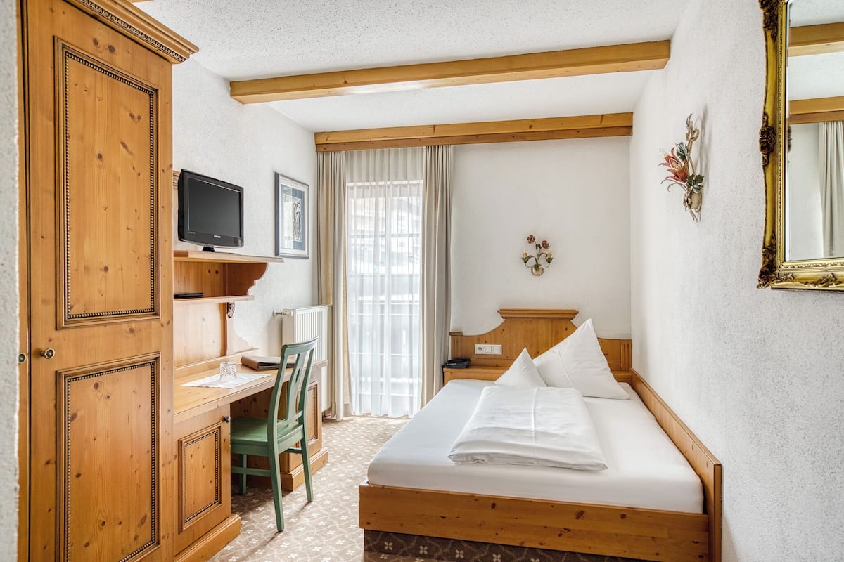 Single Room | Desk, WiFi (free), individually decorated, individually furnished