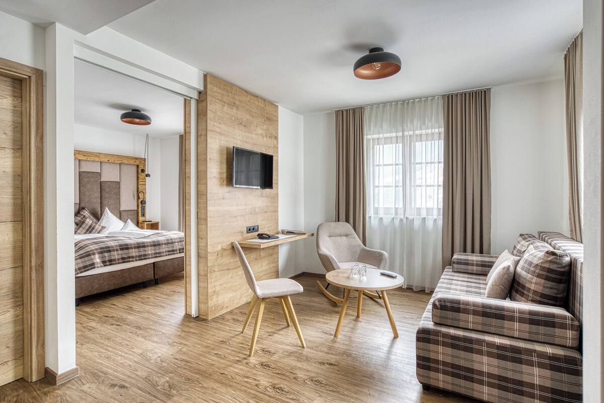 Junior Suite | Desk, WiFi (free), individually decorated, individually furnished
