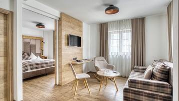 Junior-sviitti | Yksilöllisesti sisustettu, yksilöllisesti kalustettu, työpöytä