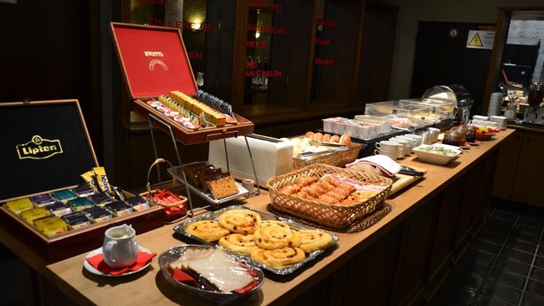 A buffet with various food items and a selection of Lipton tea. - Hotel De Franse Kroon (Diest)