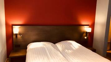 客房内保险箱、办公桌、隔音、免费 WiFi