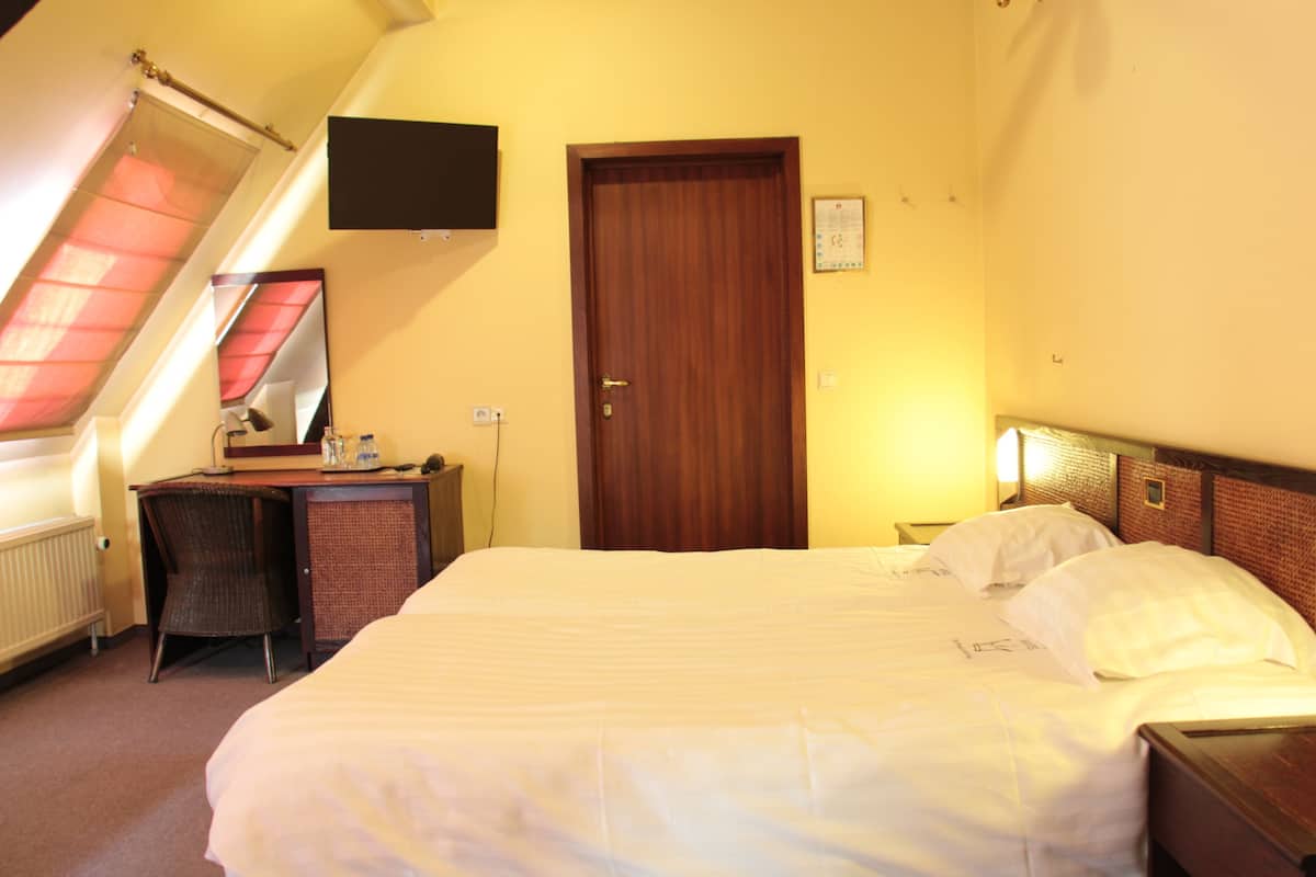 In-room safe, desk, soundproofing, free WiFi