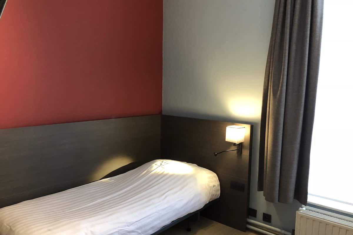 Standard Single Room | In-room safe, desk, soundproofing, free WiFi