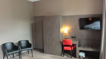 Deluxe Double Room | In-room safe, desk, soundproofing, free WiFi