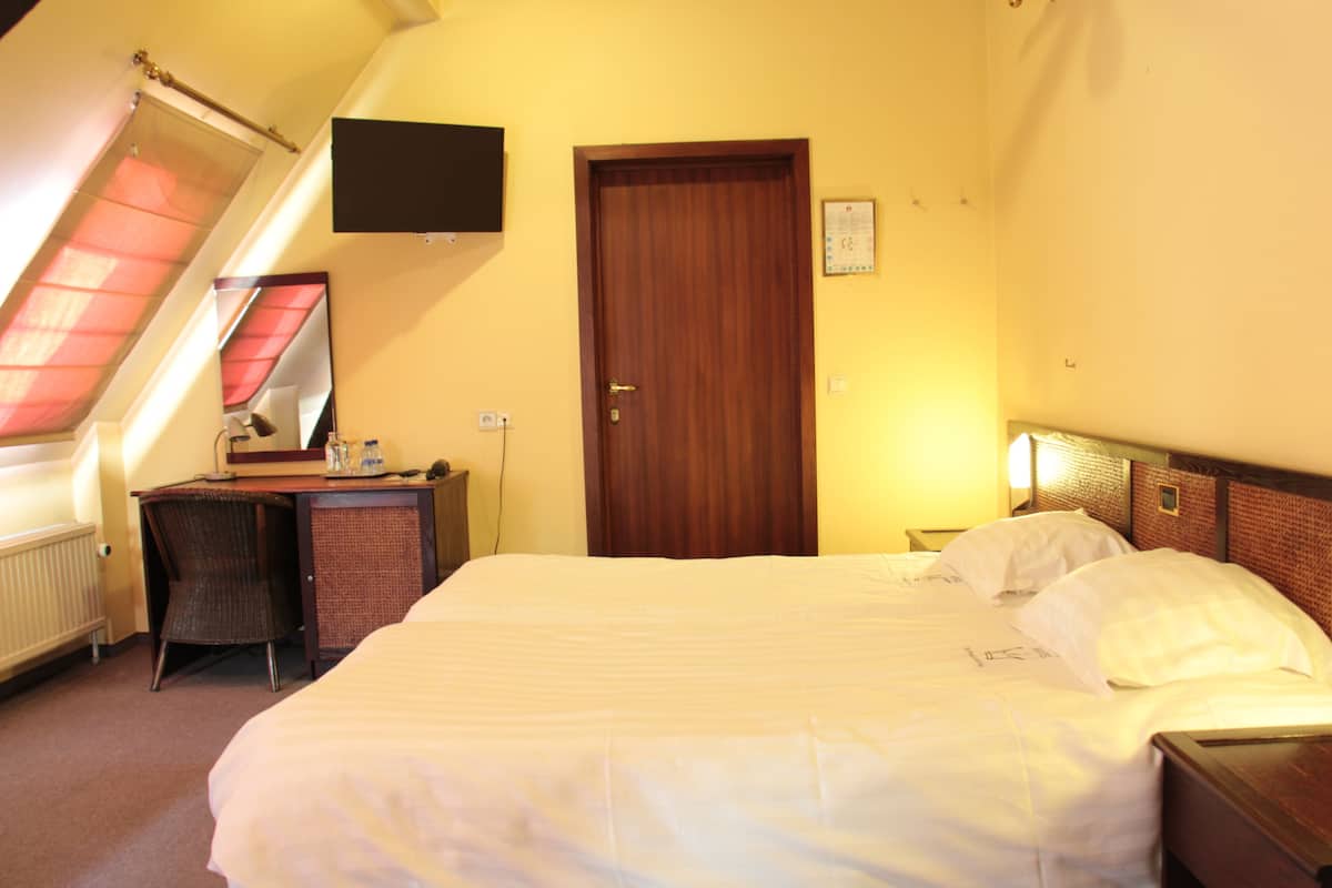 Economy Single Room | In-room safe, desk, soundproofing, free WiFi