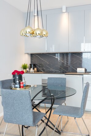 Deluxe Apartment, 1 Queen Bed with Sofa bed, Accessible | Private kitchen | Fridge, microwave, oven, stovetop - GA Luxury Apartments Masarska 45 (Kraków)