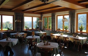 Daily continental breakfast (EUR 7 per person)