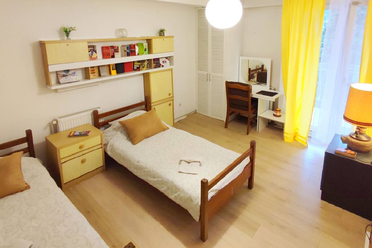 Classic Single Room, 2 Single Beds, Smoking, Shared Bathroom | In-room safe, individually decorated, individually furnished, free WiFi