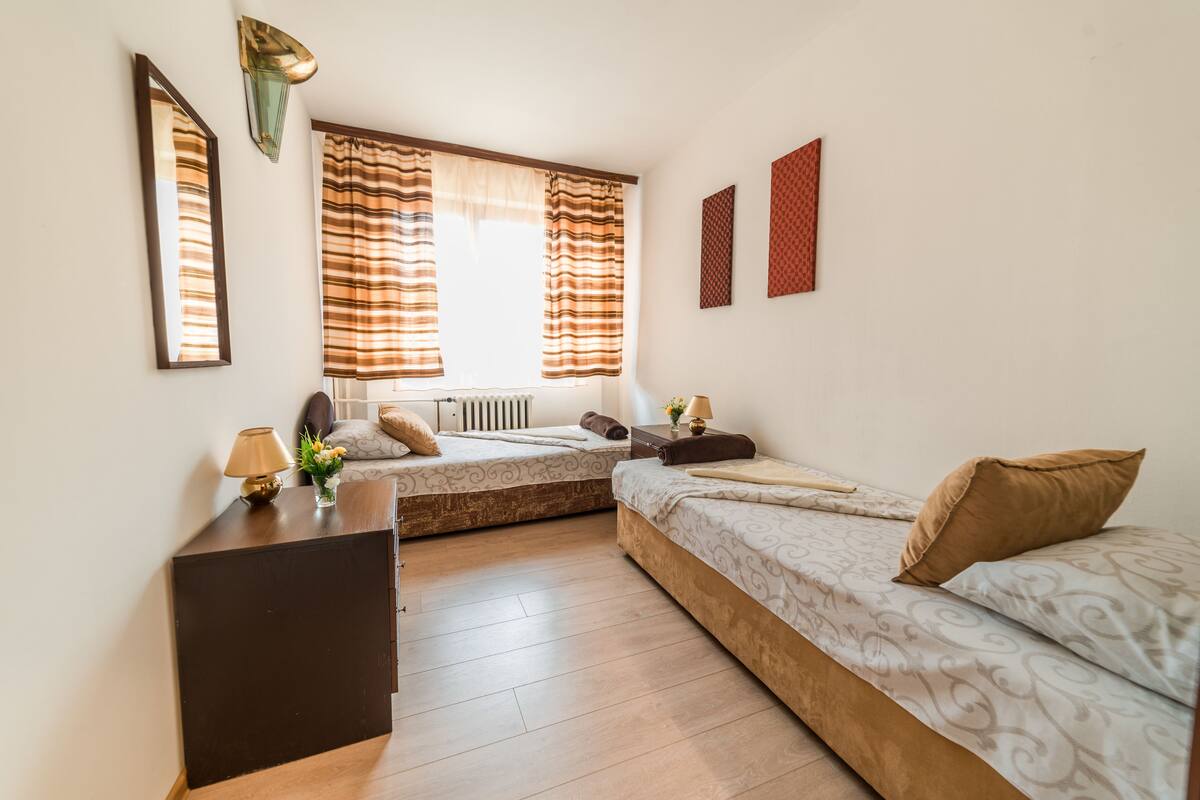 Basic Single Room, 2 Single Beds, Non Smoking, Shared Bathroom | In-room safe, individually decorated, individually furnished, free WiFi