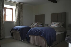 Deluxe Double or Twin Room | Iron/ironing board, free WiFi, bed sheets, wheelchair access - Handley Barn (Towcester)