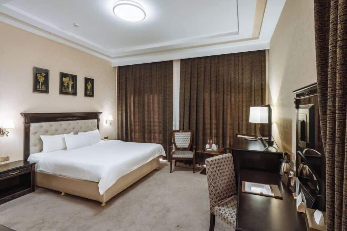 Premium bedding, minibar, in-room safe, desk