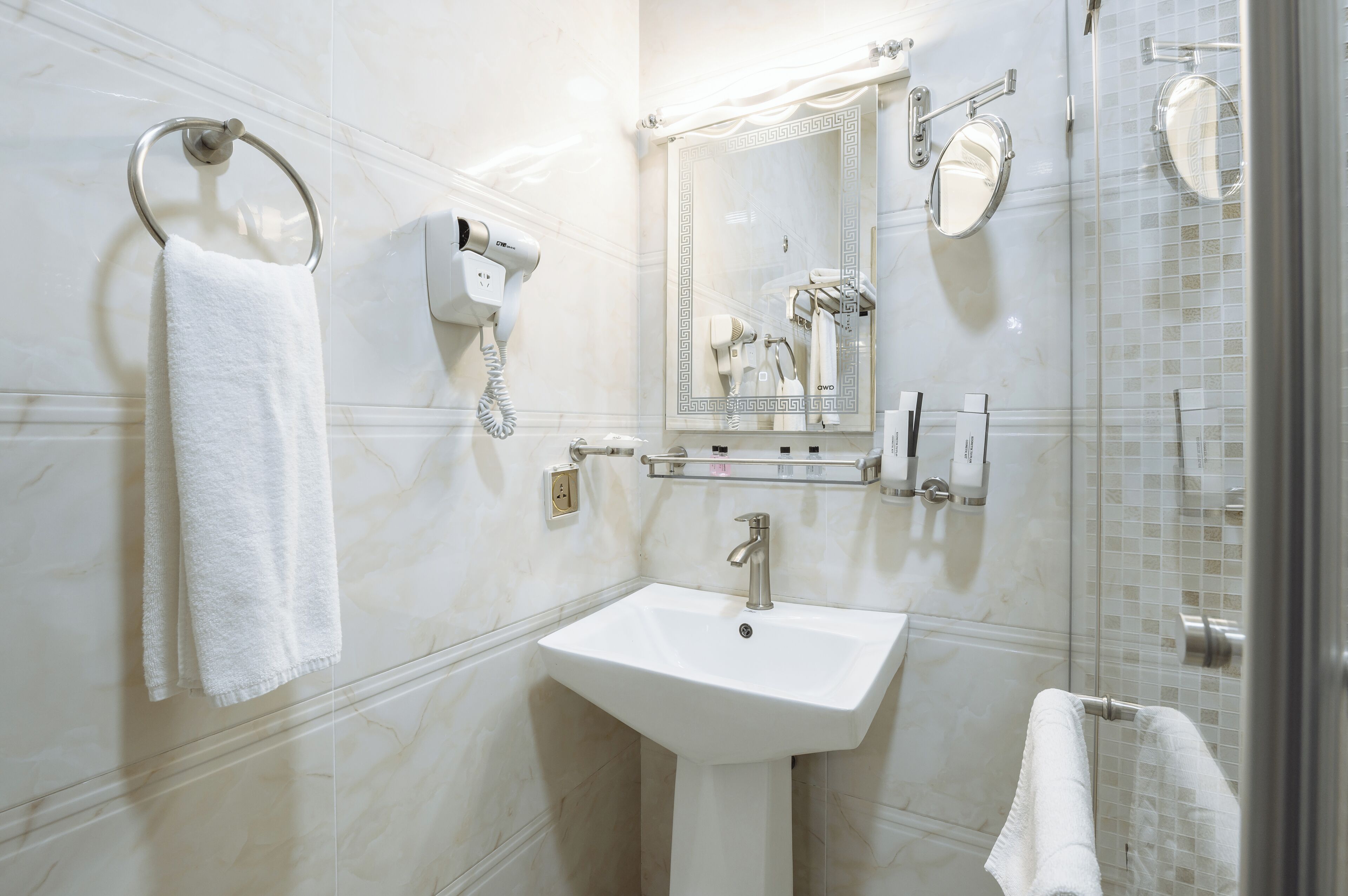 apartment, 2 bedrooms | bathroom | shower, free toiletries, hair dryer, bathrobes