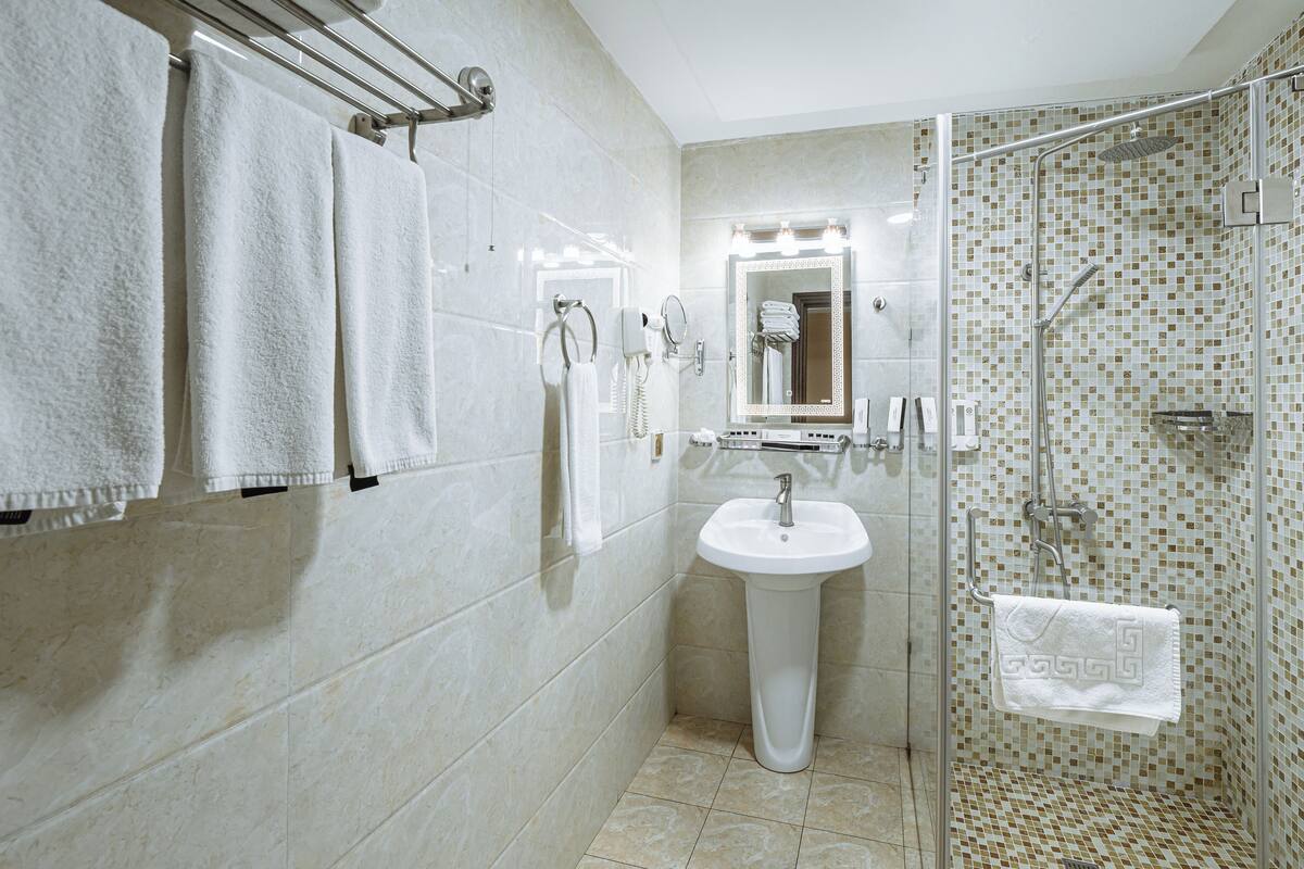 standard quadruple room | bathroom | shower, free toiletries, hair dryer, bathrobes