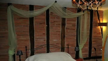 Quarto família | Individualmente decorados, individualmente mobiliados, escrivaninha