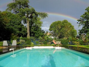 Piscina externa, espreguiçadeiras