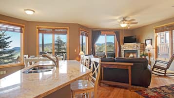 Condo, 2 Bedrooms | Private kitchen