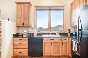 Condo, 2 habitaciones | Cocina privada | Microondas, lavavajillas, periquera y utensilios de cocina 