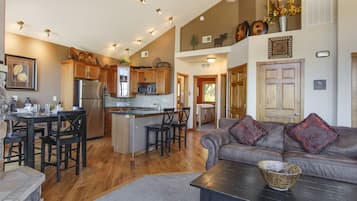 Condo, 2 Bedrooms | Living area | TV, books